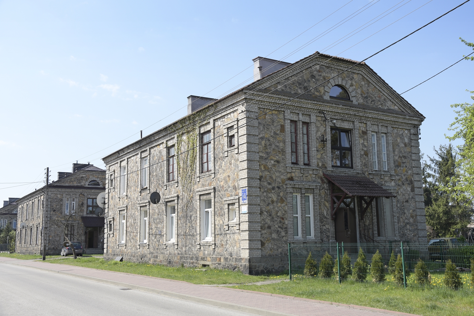 Ozdobny kamień na budynku w Skarżysko-Kamiennej.