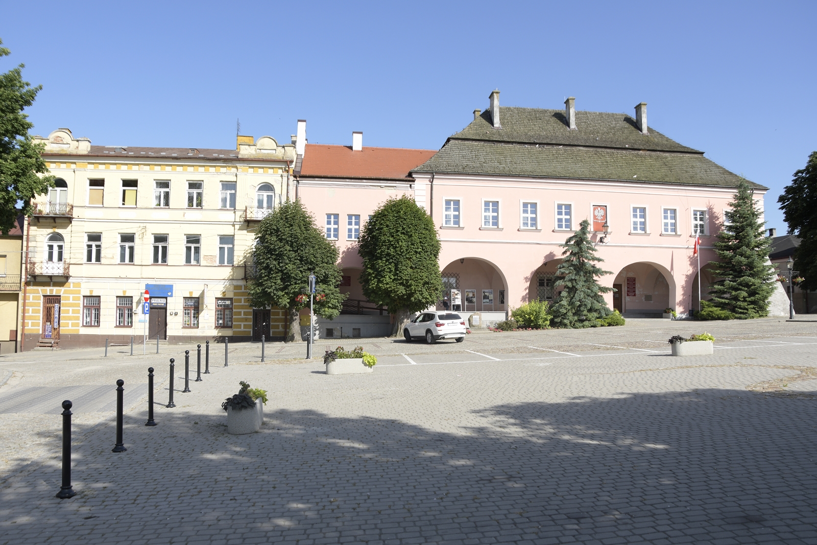 Atrakcją Opatowa jest Rynek, tu widać Ratusz i kamieniczki.