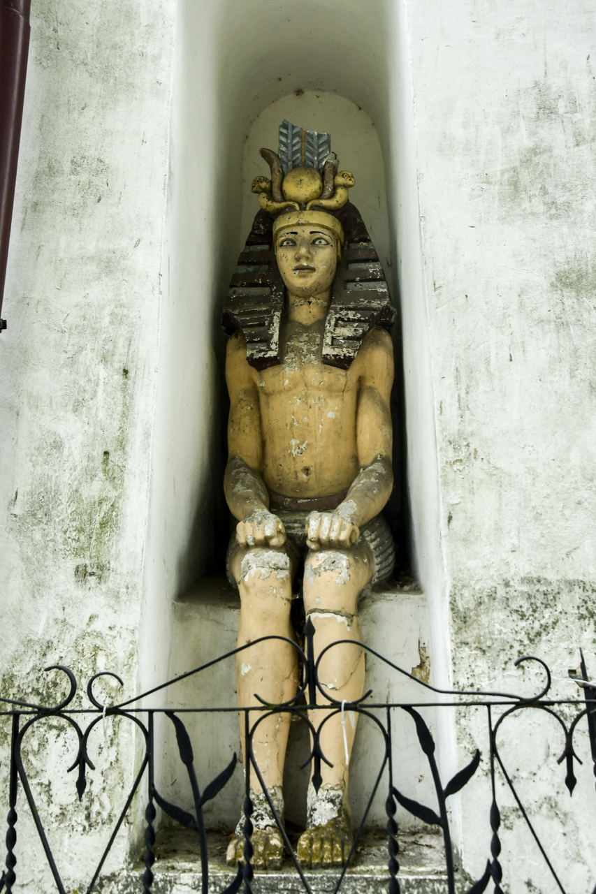 Siedzący faraon na budynku Oranżerii Egipskiej w Końskich.