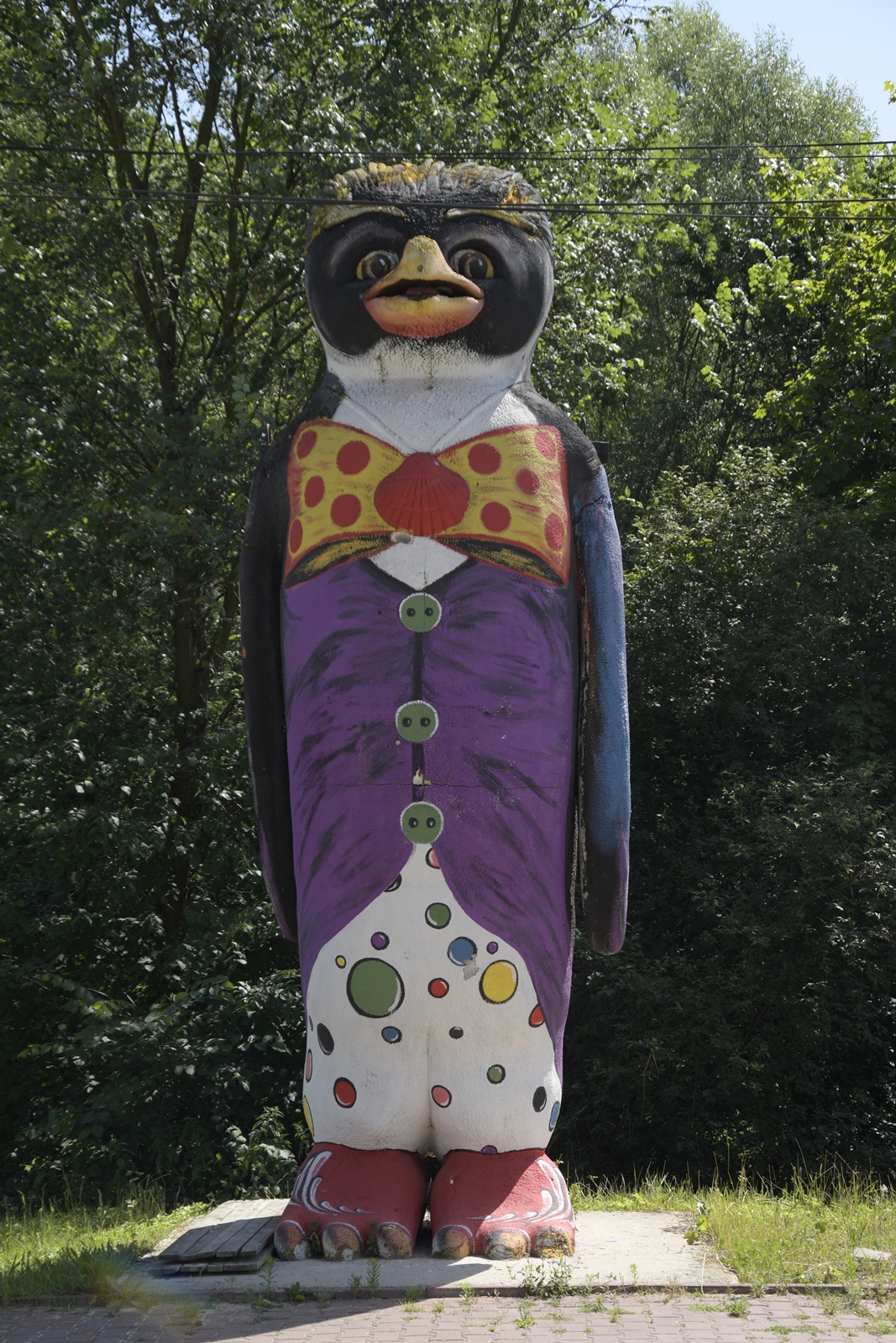 Ciekawym miejscem w Świętokrzyskim jest pomnik pingwina w Dołach Biskupich.