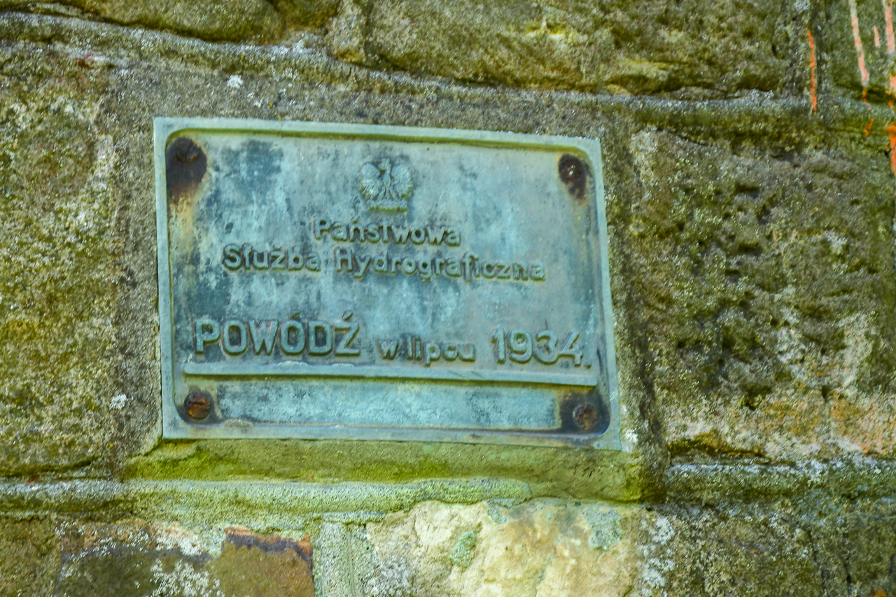 Tabliczka na wodowskazie z oznaczeniem powodzi w lipcu 1934 roku.