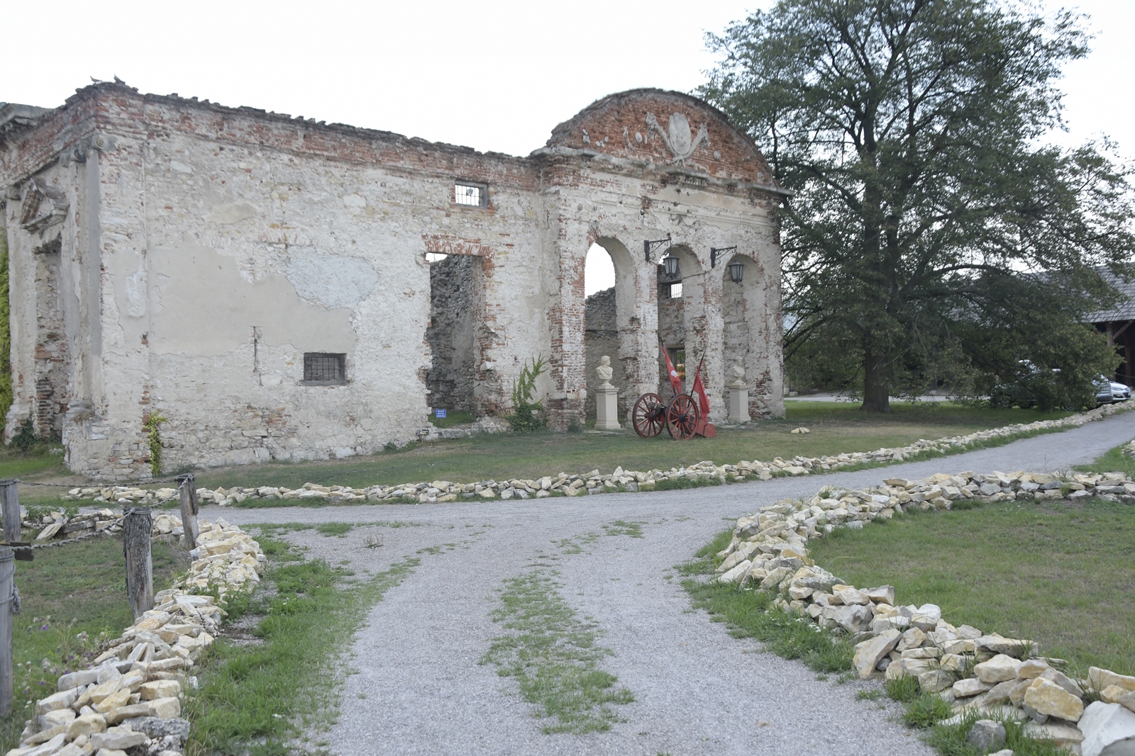 Ścieżka prowadząca do ruin zamku w Sobkowie.