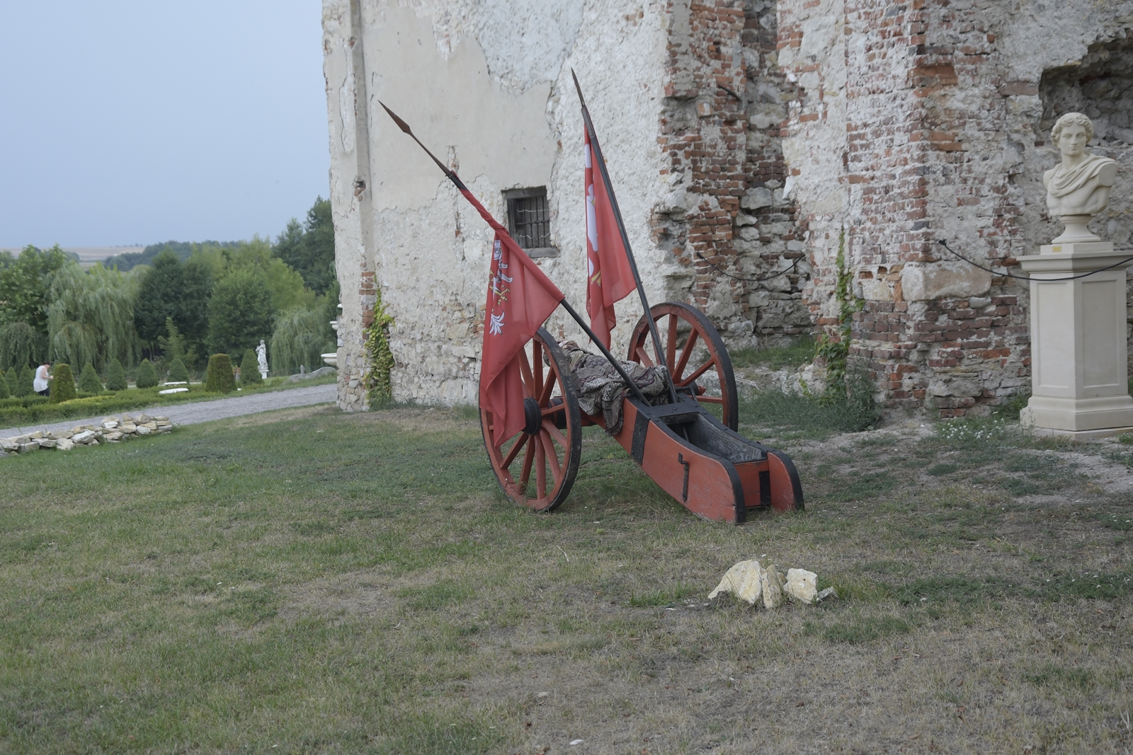 Armata na tle ruin zamku w Sobkowie.