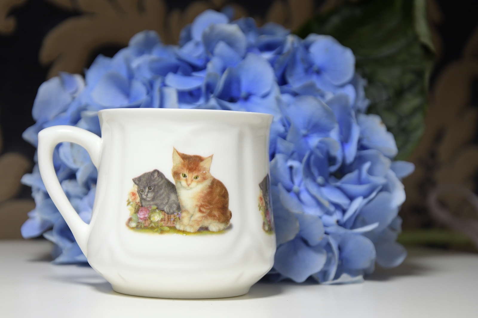 Porcelana ćmielowska - mały, pękaty kubek z wizerunkiem dwóch słodkich kotków.