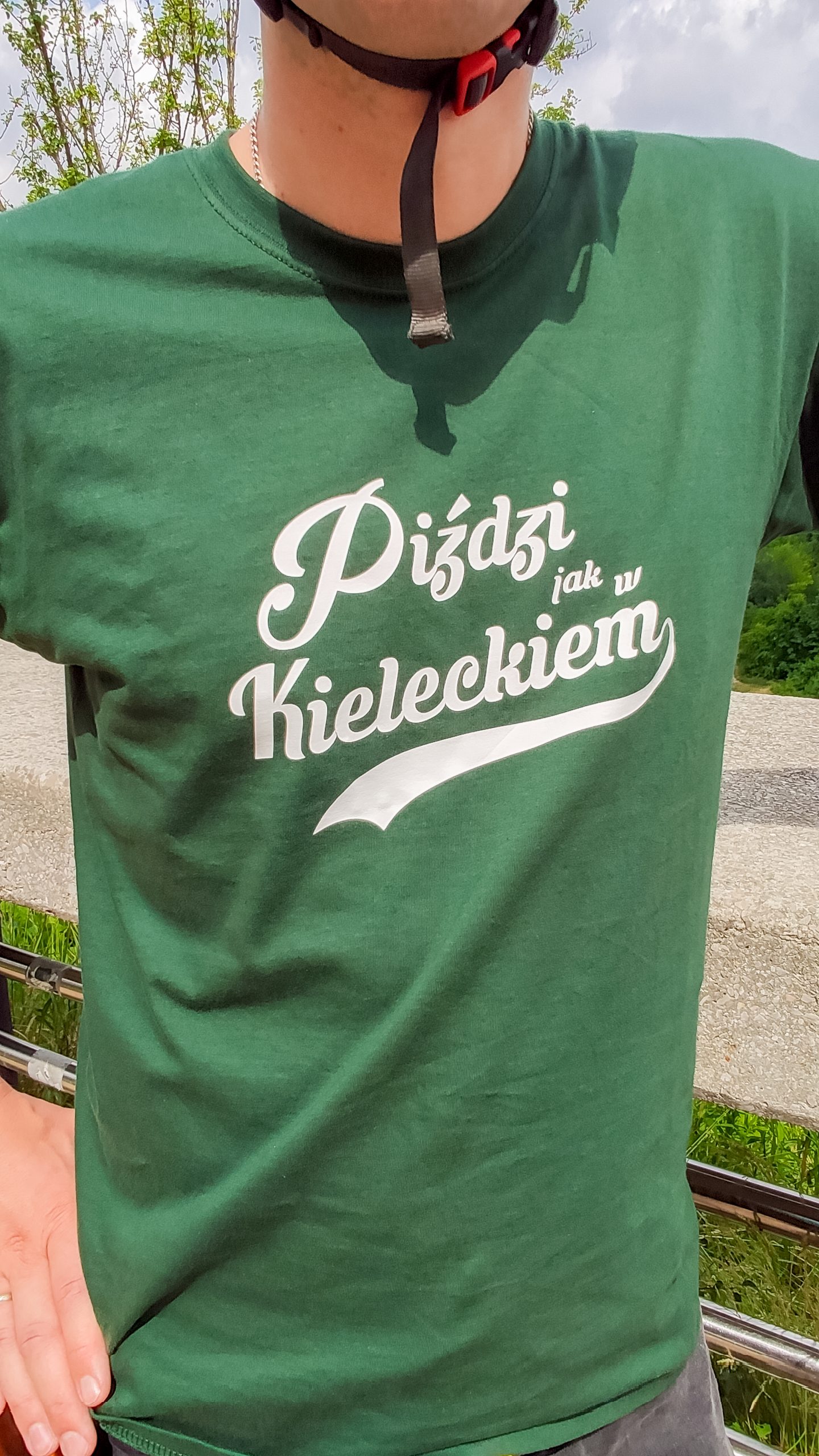 Zielona koszulka z napisem: "Piździ jak w Kieleckiem".