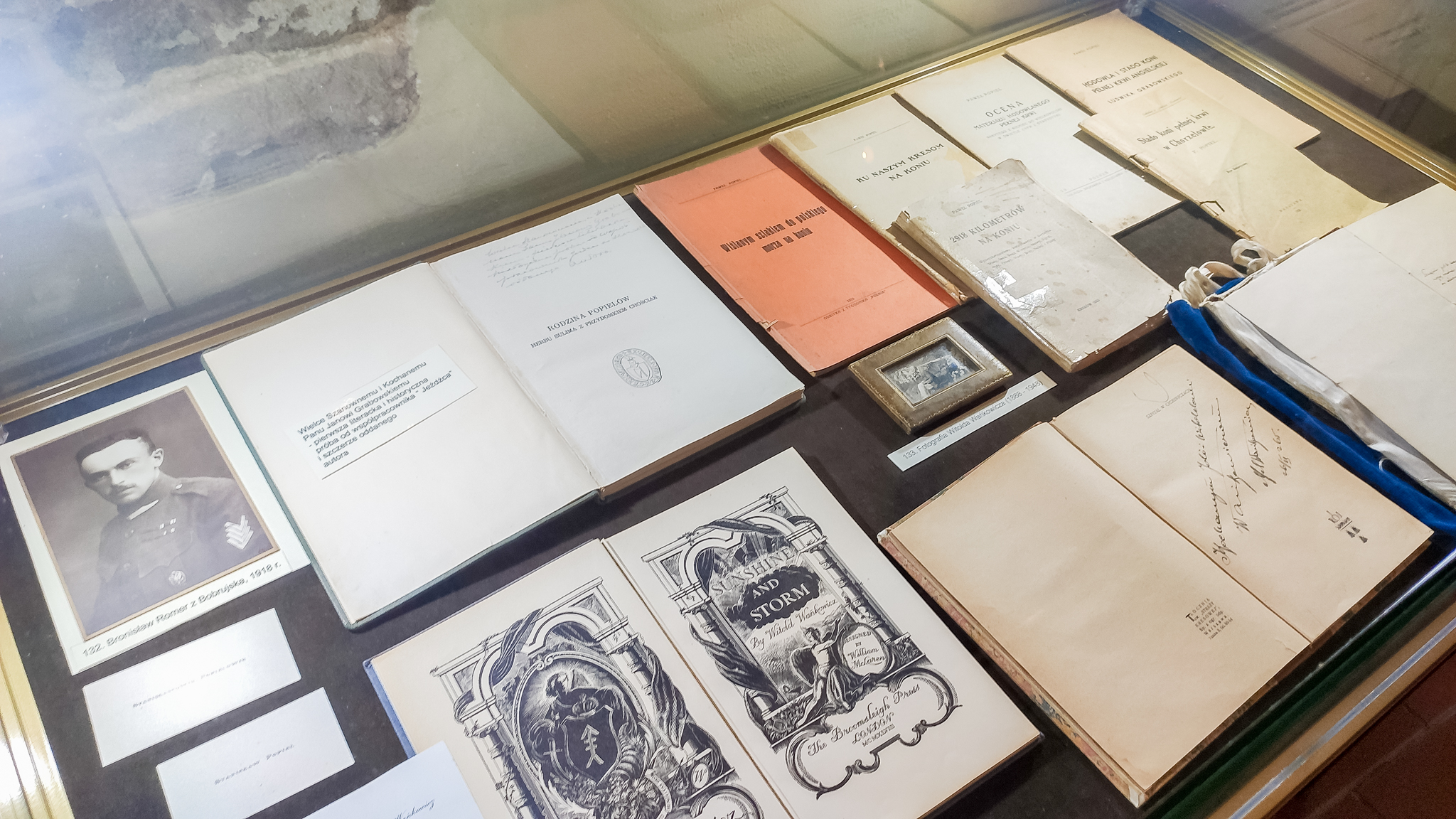 Dokumenty i książki w gablotce, na wystawie w Pałacu w Kurozwękach.