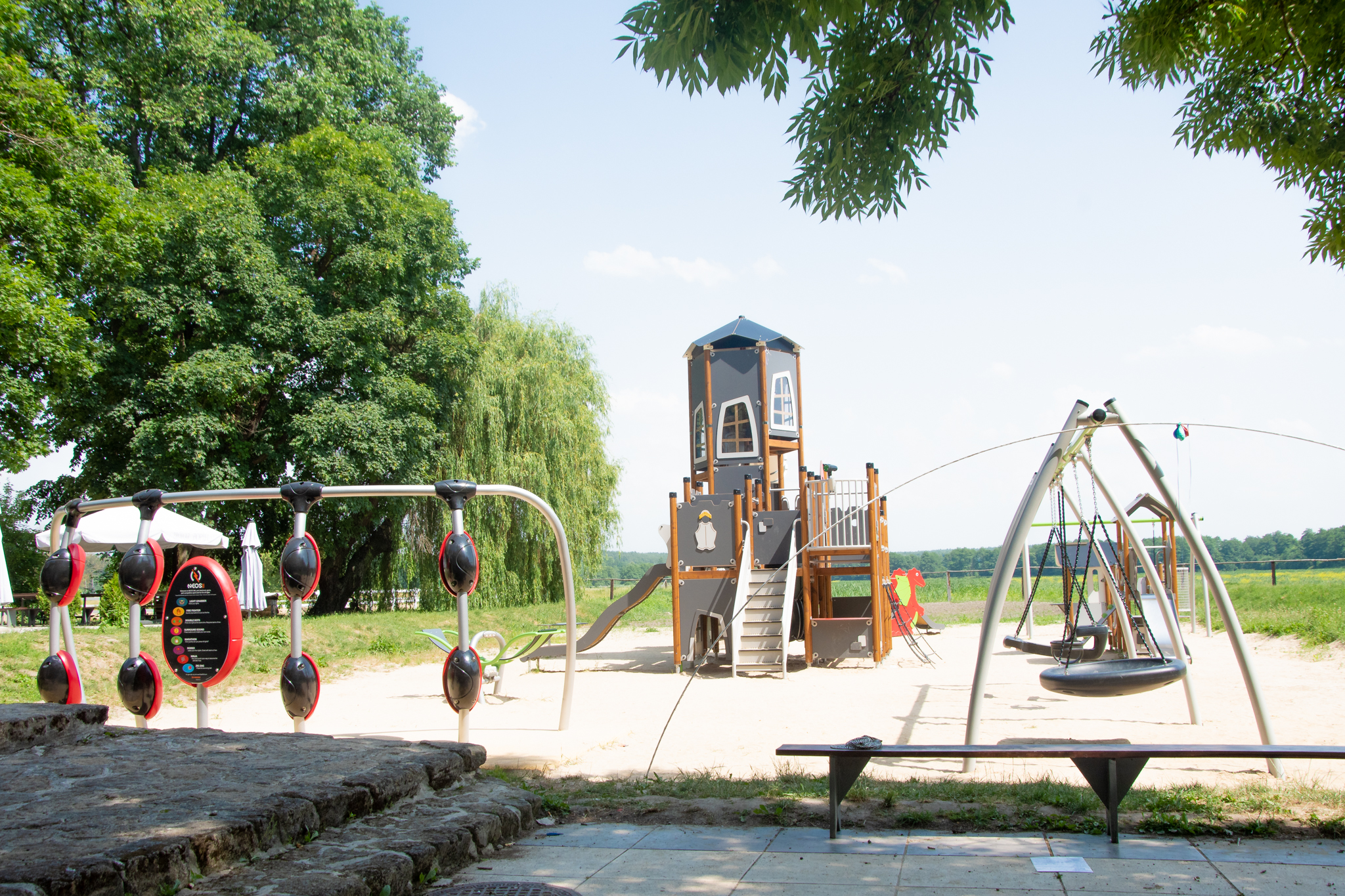 Plac zabaw położony w atrakcji w Kurozekach, tuż nieopodal Pałacu.