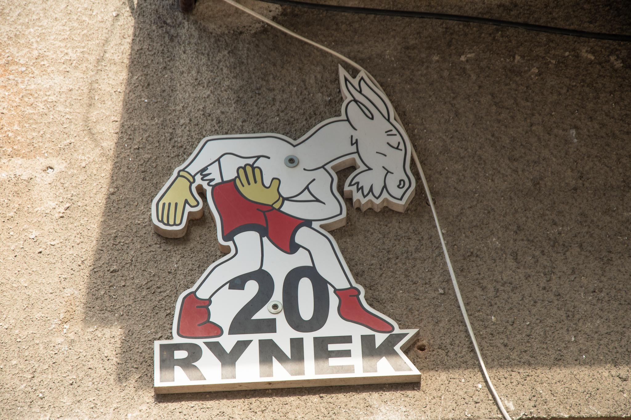 Kłaniający się Koziołek Matołek jako oznaczenie numeru "20 Rynek".