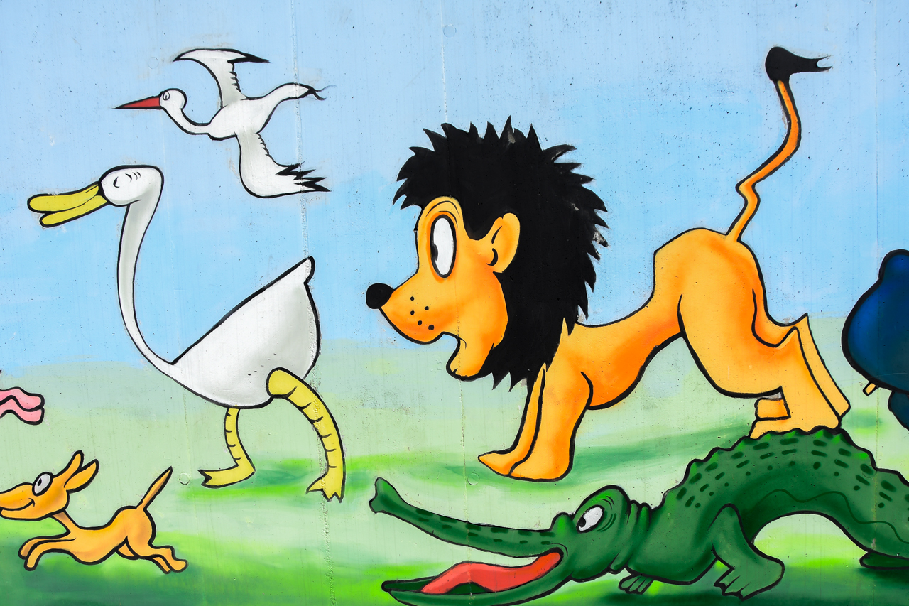 Lew i gęsi przedstawione na muralu.