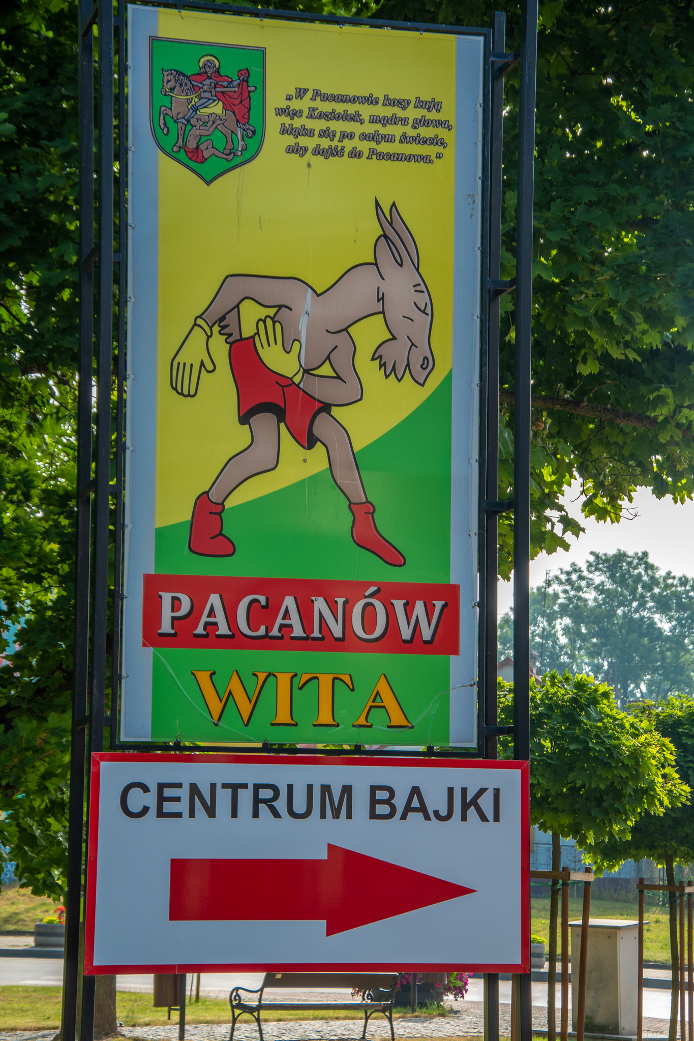 Znak "Pacanów Wita" jako jedna z atrakcji Pacanowa.