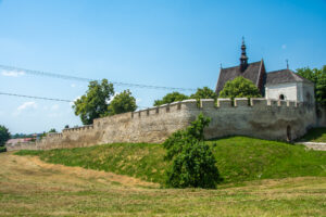 Mury obronne Szydłowa otaczają miasto.