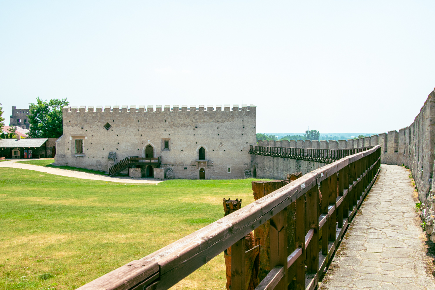 Wokół murów otaczających szydłowiecki zamek - można przejść trasą na wysokości.