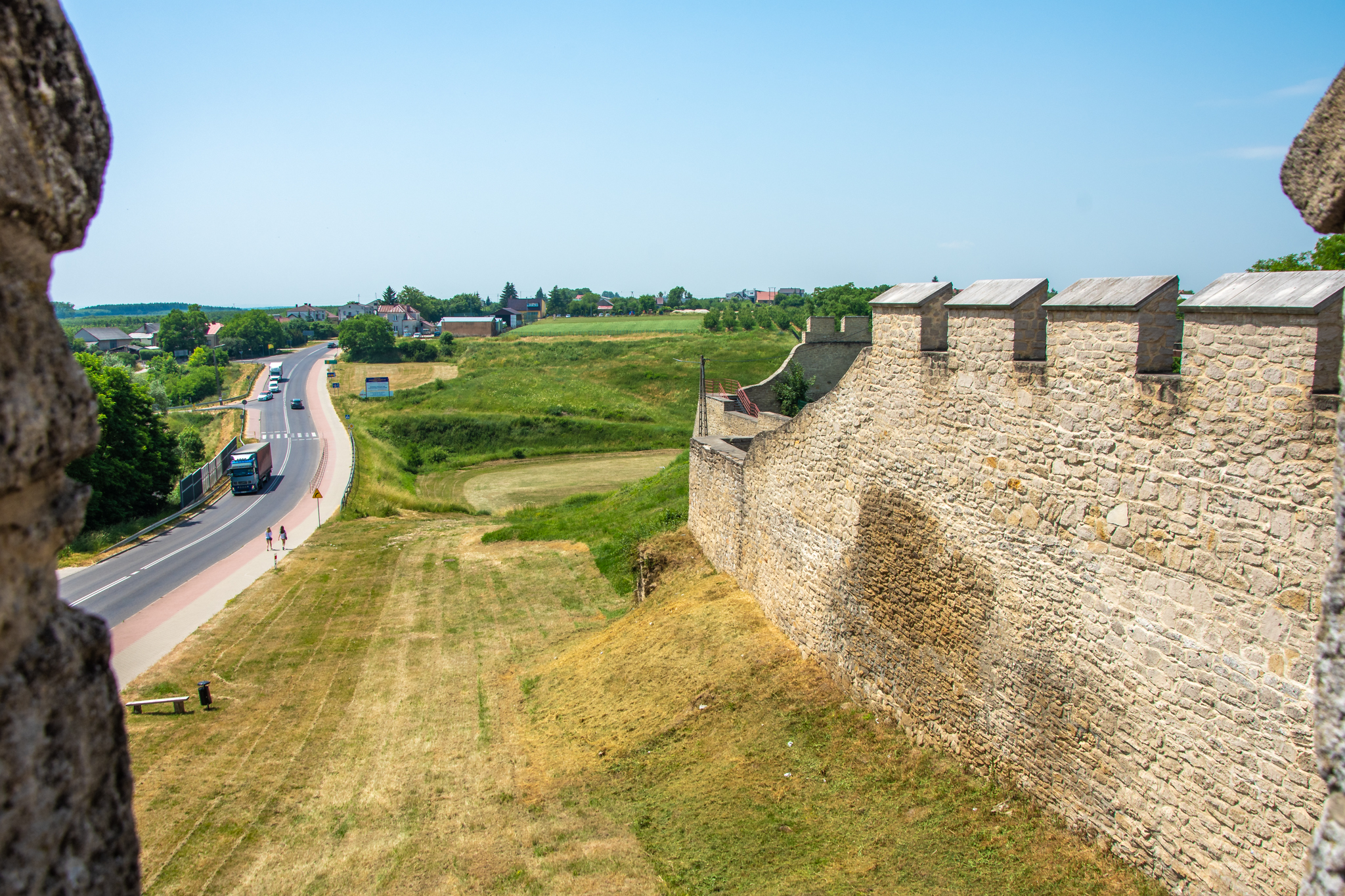 Panorama z jednej z atrakcji Szydłowa - z murów miejskich, z których spojrzeć można na pola i pobliską drogę.