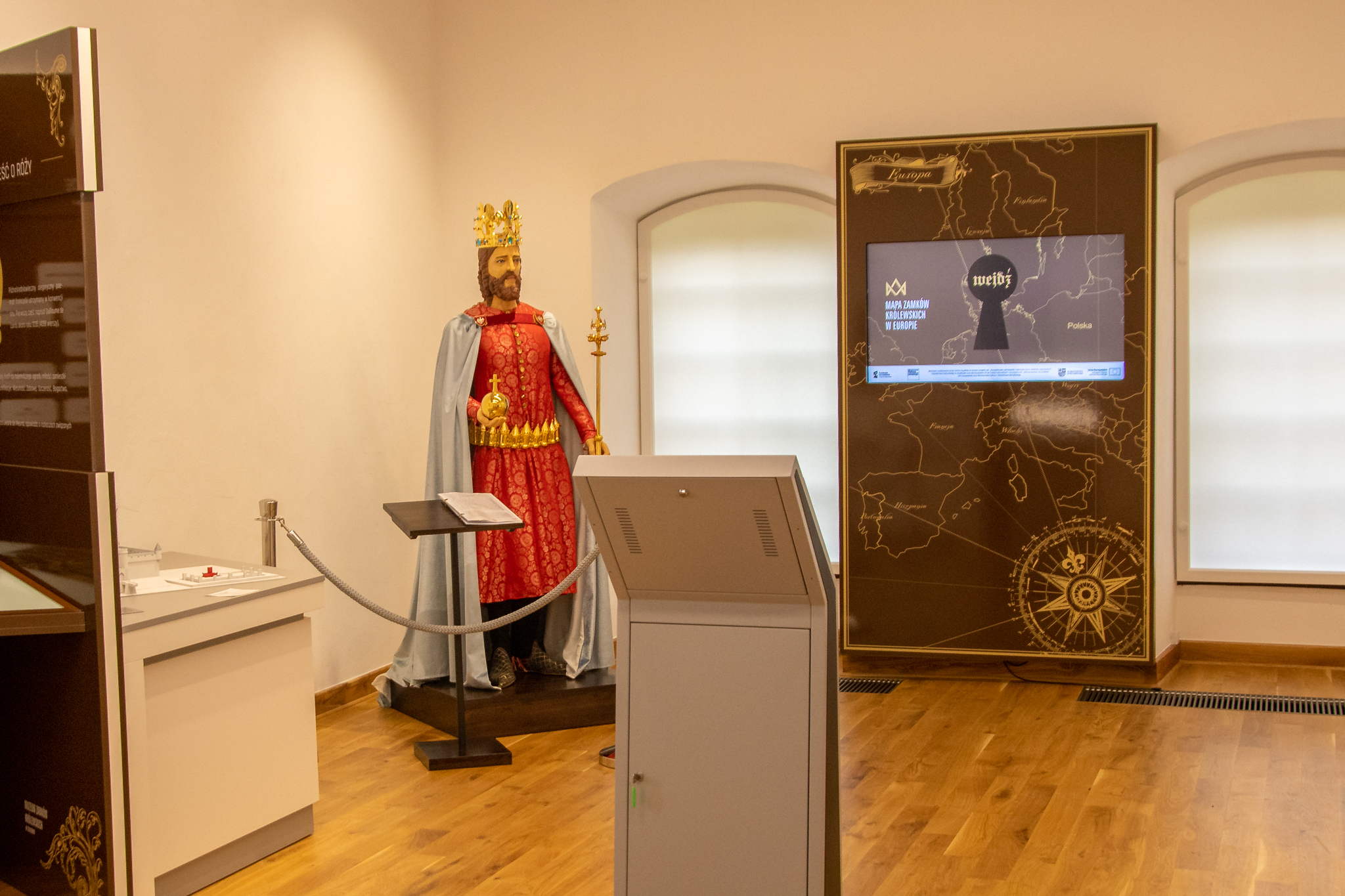 Szydłowiecka atrakcja - wystaw w muzeum zamkowym, widoczny manekin króla i elementy multimedialne.