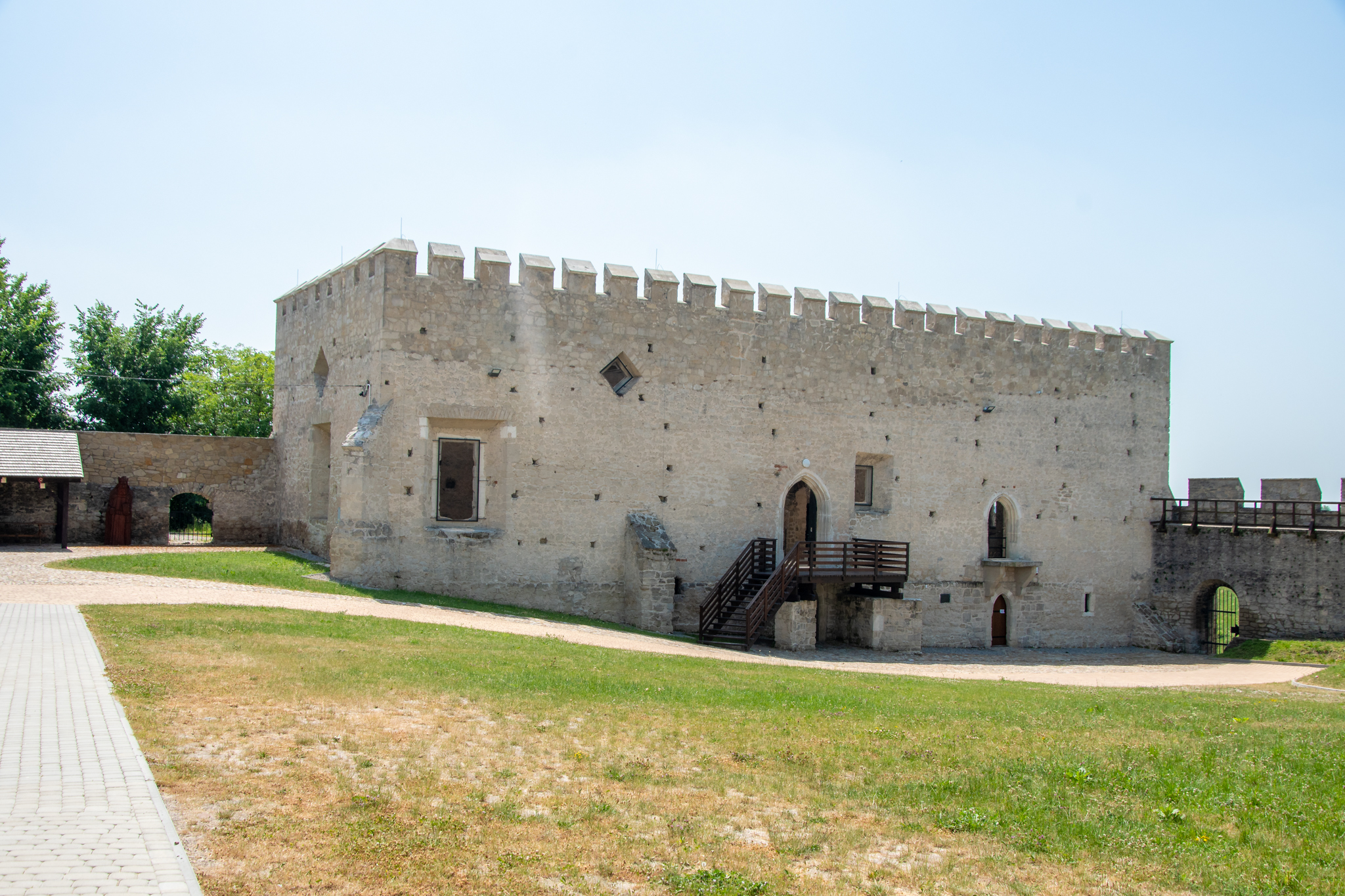 Zamek Szydłowiecki dzisiaj jest niewielką "kostką", zabezpieczoną trwałą ruiną.