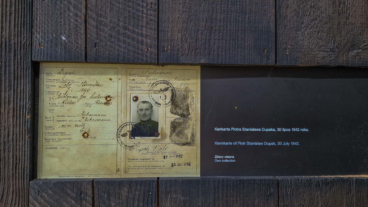 Kenkarta jednego z obywateli Michniowa przedstawiona na wystawie w Muzeum Martyrologii Wsi Polskich w Michniowie.