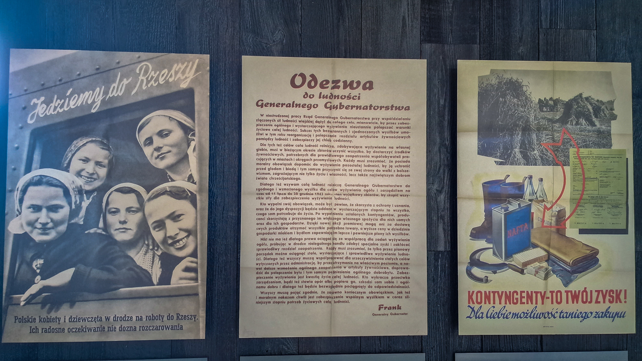 Fragment wystawy w Muzeum Martyrologii Wsi Polskich z odezwą do ludności Generalnego Gubernatorstwa i plakatem Kontyngentów.