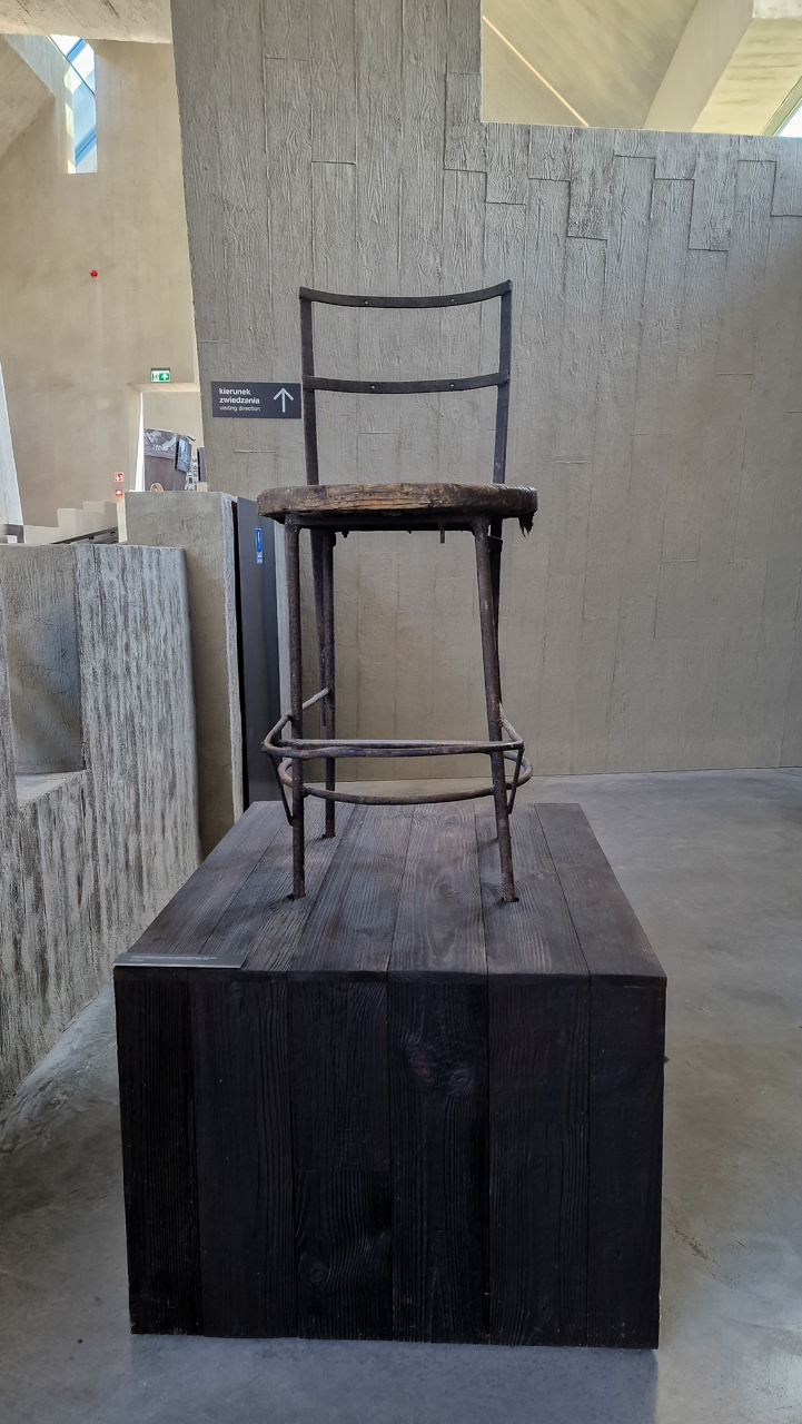 Niewygodne, wysokie krzesło na wystawie w Muzeum Martyrologii Wsi Polskich w Michniowie.