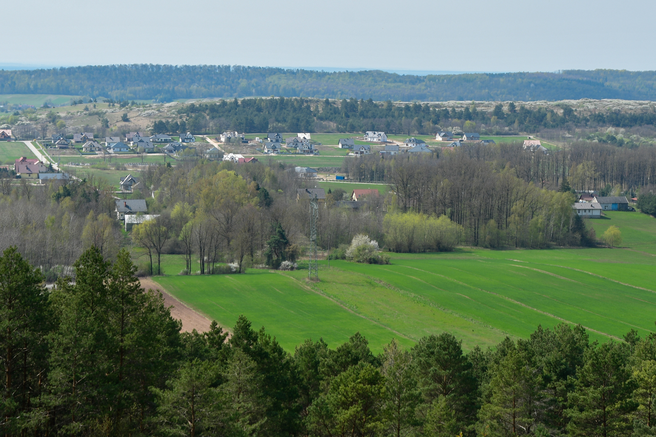 Widok z Kamieniołomu Stokówka na Górze Zelejowej na okoliczne pola i pobliskie miasto.