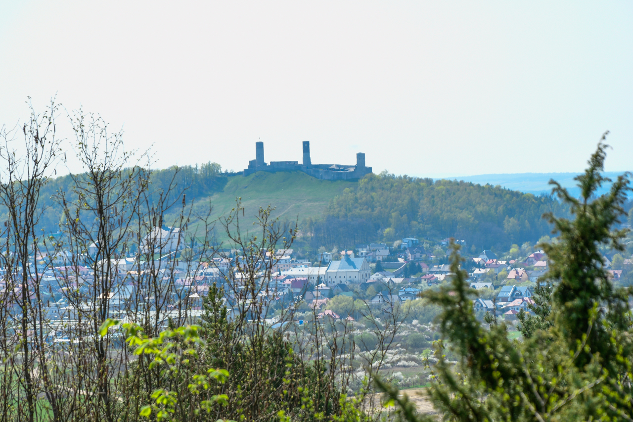 Widoczny z grani Góry Zelejowej Zamek Chęciński na wzniesieniu., z miastem Chęciny u podnóża góry.