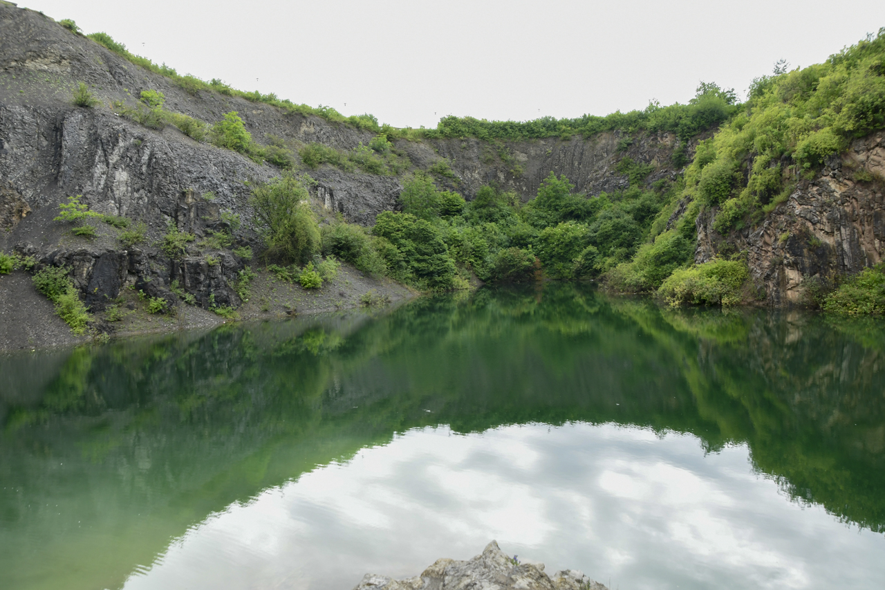 Rezerwat Skalny Ślichowice jest zalany akwenem wodnym, co w zestawieniu z otaczającymi go drzewami - nadaje wodzie odcienia zieleni.