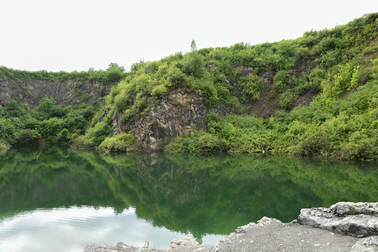 Jeziorko dookoła kamieniołomu w Ślichowicach.