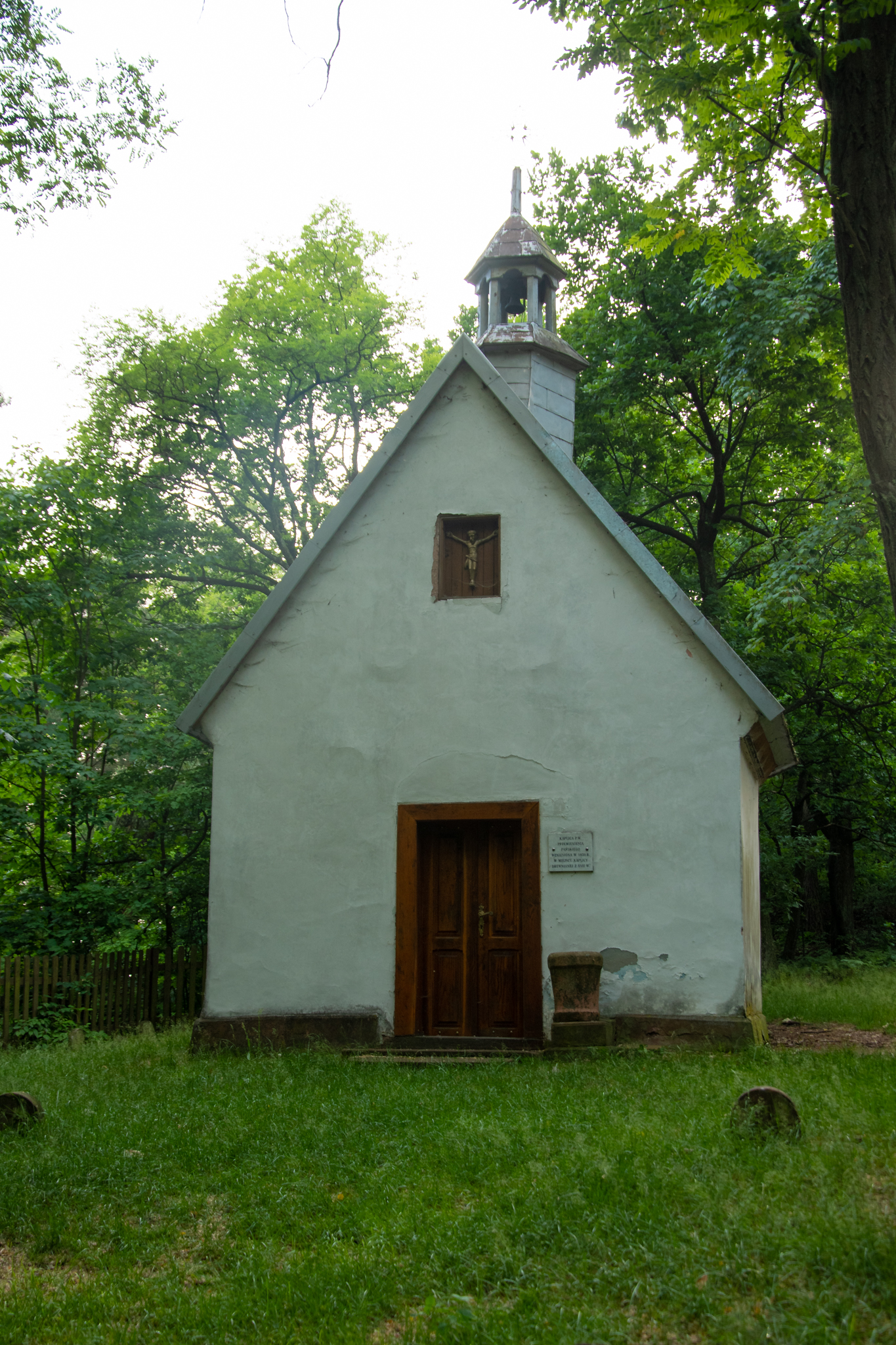 Kapliczka w rezerwacie przyrody Kręgi Kamienne.