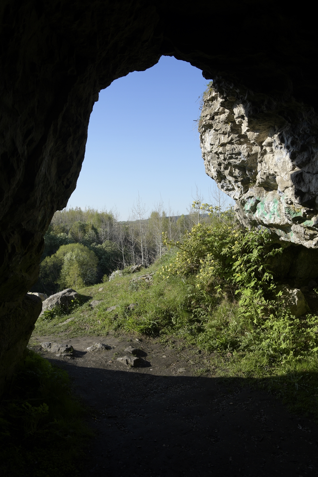 Widok na pobliski krajobraz z wnetrza Jaskini Zbójeckiej.