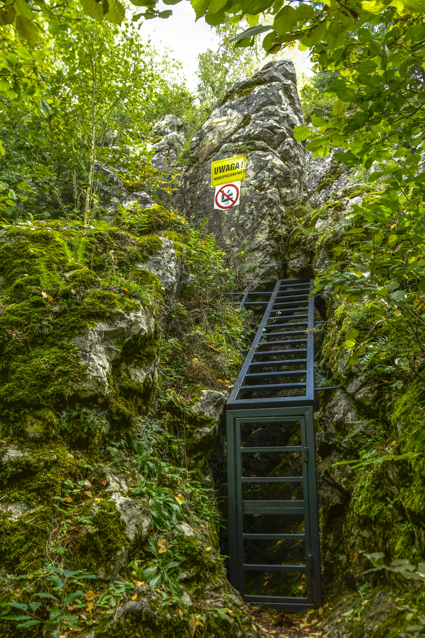 Zabezpieczone wejście do kamieniołomu na Górze Miedziance.
