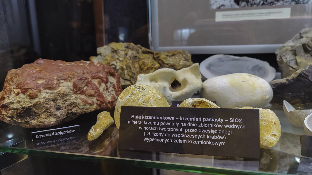 Zbliżenie na bułę krzemionkową - minerał krzemienia pasiastego na wystawie przy Górze Miedziance.