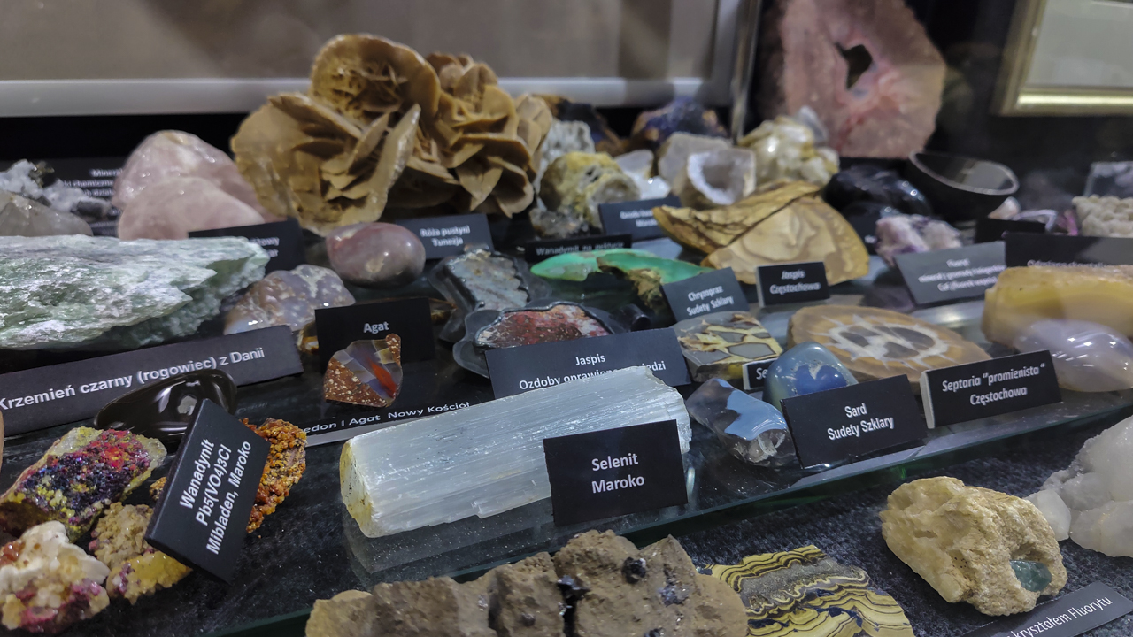 Kolorowe minerały na wystawie w Muzealnej Izbie Górnictwa Kruszcowego przy Górze Miedziance.