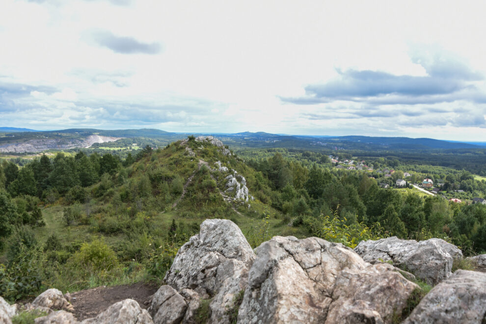 Widok ze szczytu Góry Miedzianki na Góry Świętokrzyskie.