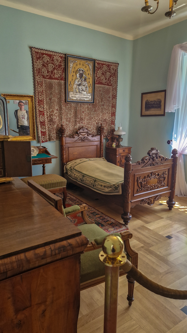 Łóżko w sypialni Sienkiewicza, w pałacu w Oblęgorku.