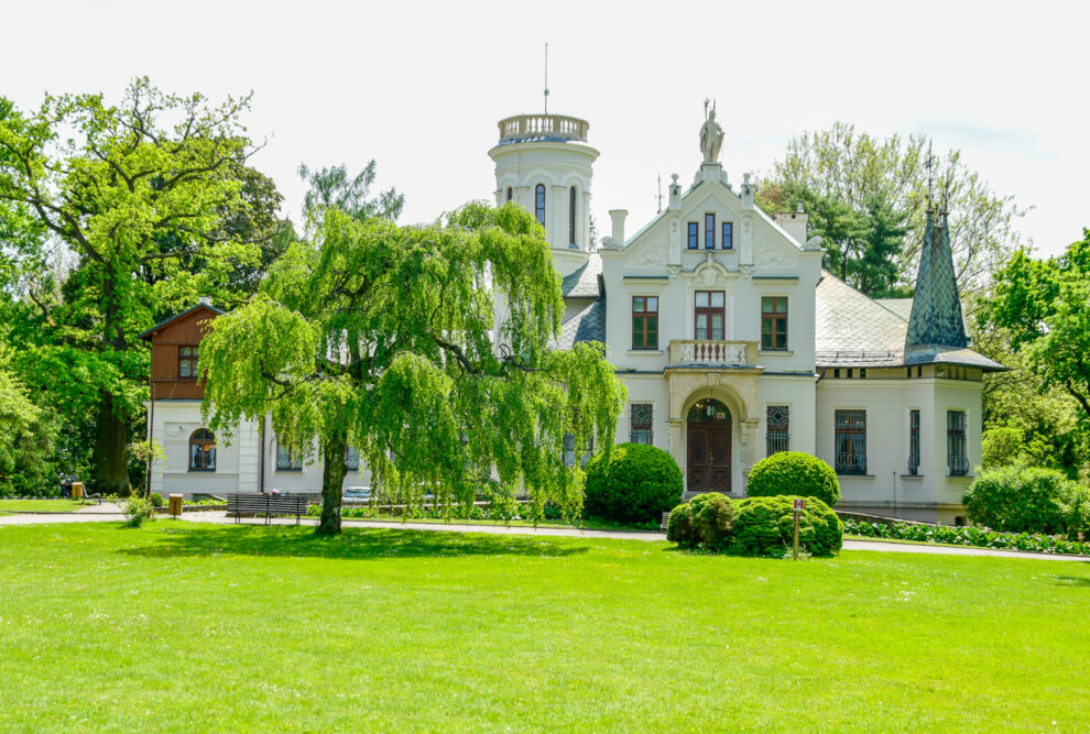 Muzeum Henryka Sienkiewicza w Oblęgorku widziane od zewnątrz, z widokiem na trawę.