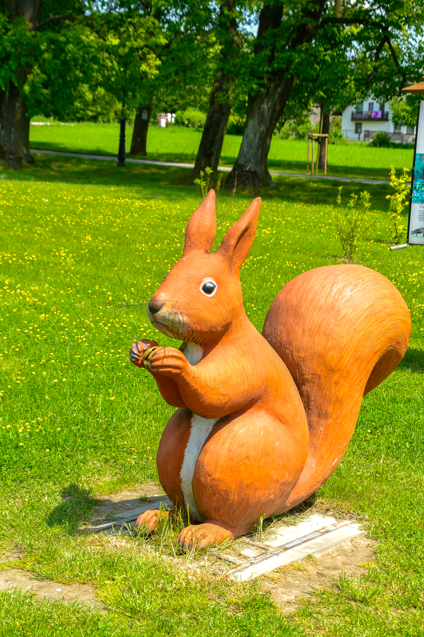 Wielka figura wiewiórki w Oblęgorku.