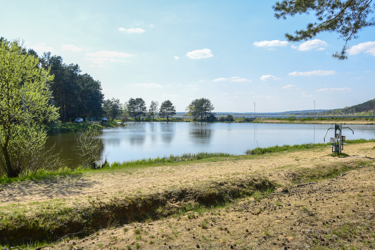 Jeziorko z plażą przy świętokrzyskim rezerwacie przyrody Skały w Krynkach.