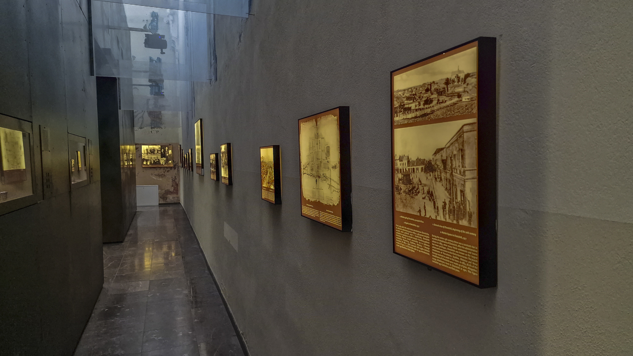 Zdjęcia umieszczone na ścianie w muzeum Świętokrzyski Sztetl.