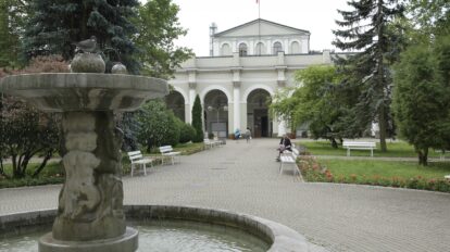 Sanatorium Marconiego w Busko-Zdroju, z fontanną na przedzie.