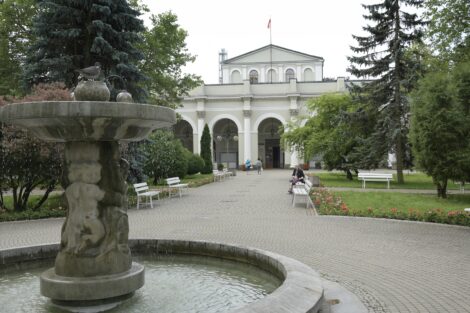 Sanatorium Marconiego w Busko-Zdroju, z fontanną na przedzie.