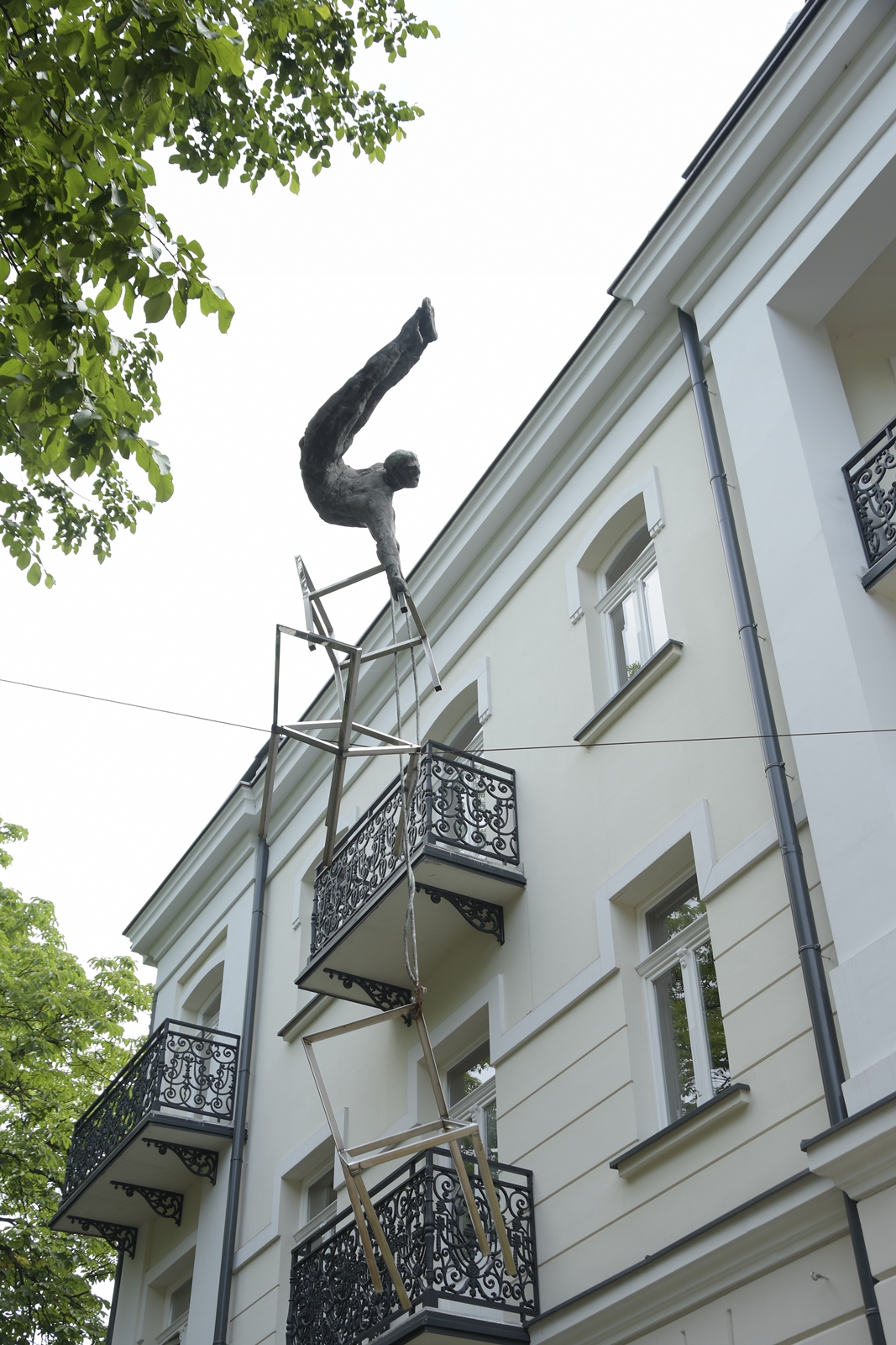 Instalacja artystyczna w Busku Zdroju przedstawiająca akrobatę.