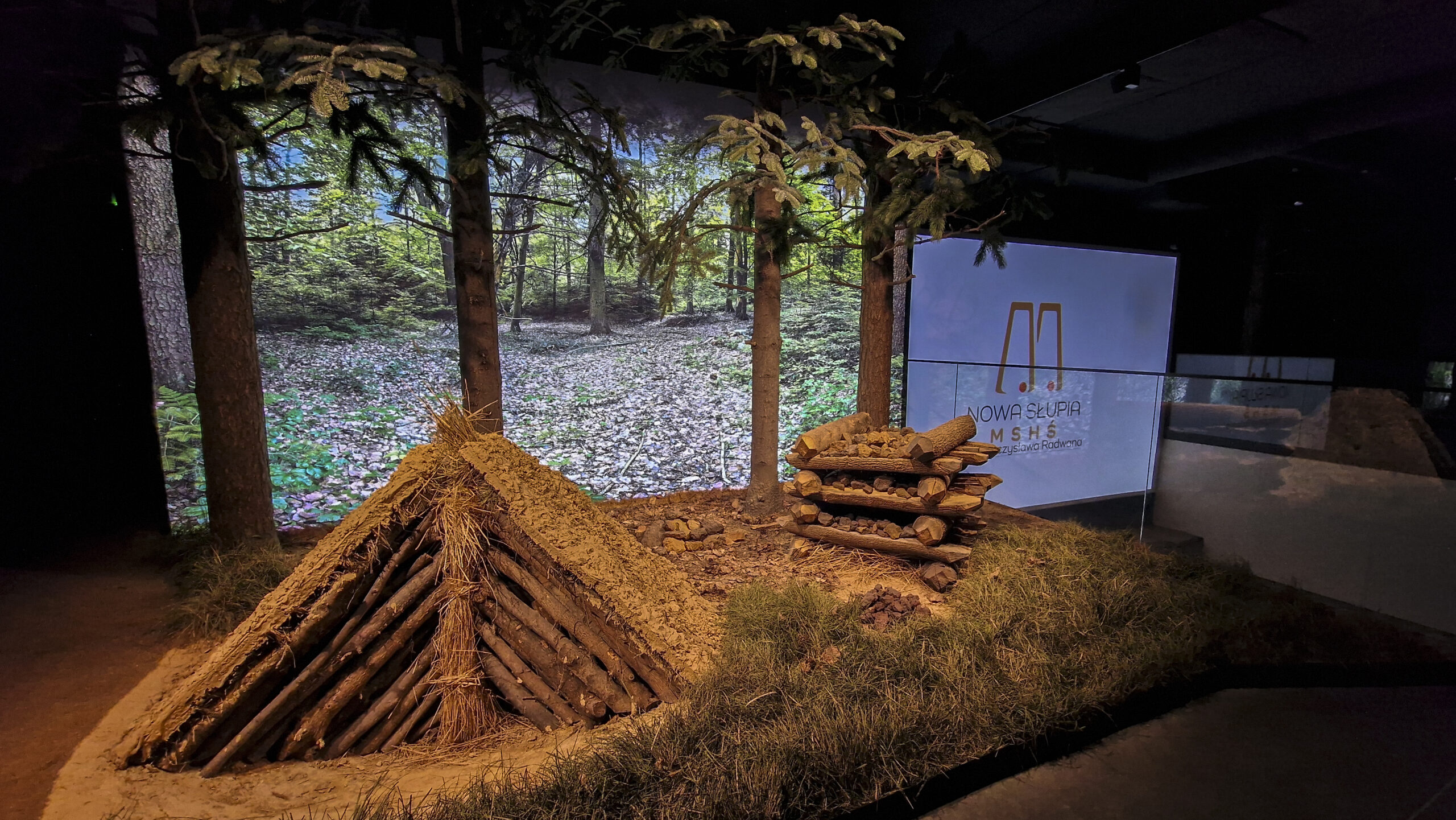 Ekspozycja w Muzeum Starożytnego Hutnictwa Świętokrzyskiego, pokazująca jak wyglądały drewniane szałasy.