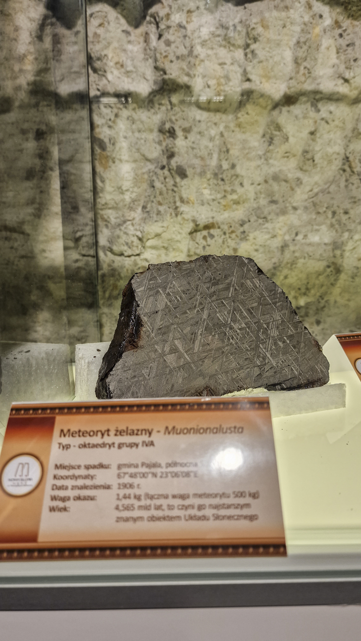 Meteoryt żelazny na ekspozycji w Muzeum Hutnictwa.