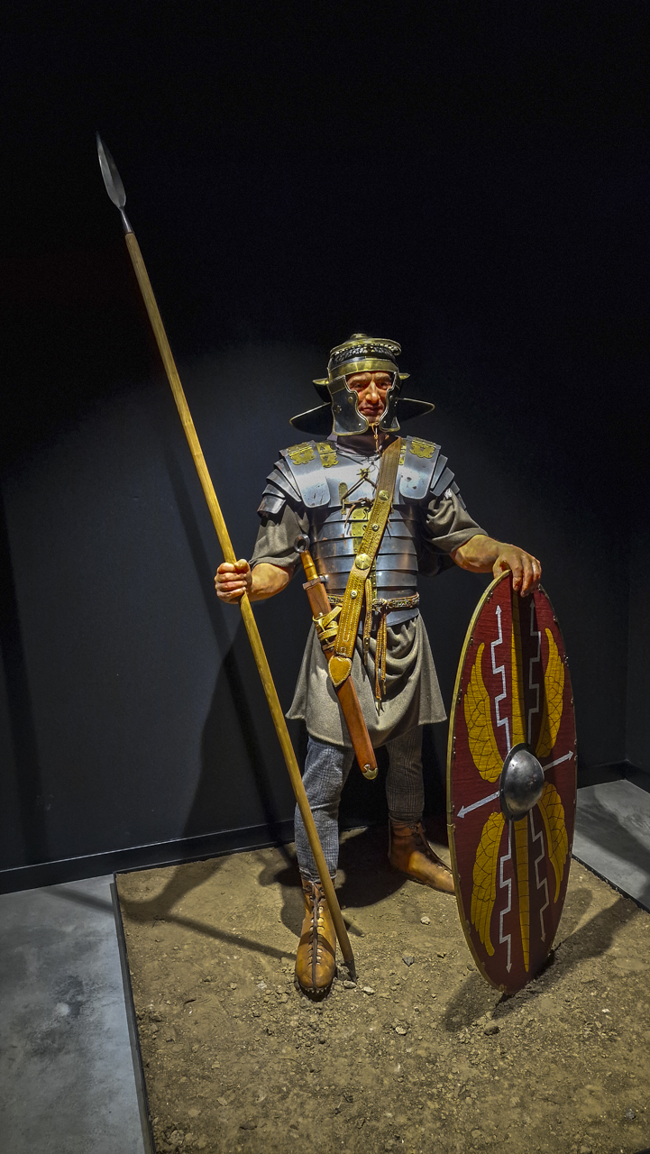Ekspozycja w Muzeum Starożytnego Hutnictwa pokazująca uzbrojenie Rzymian.