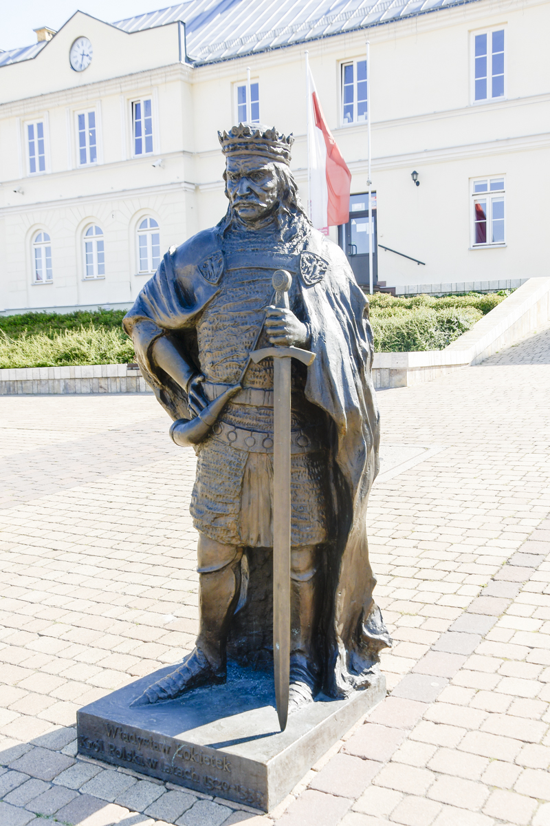 Pomnik króla Władysława Łokietka na rynku w Chęcinach.