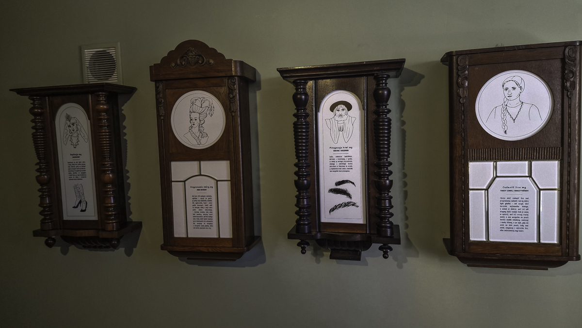 Zegary z narukami do poczytania na temat ziół - część wystawy w muzeum Czary Napary.