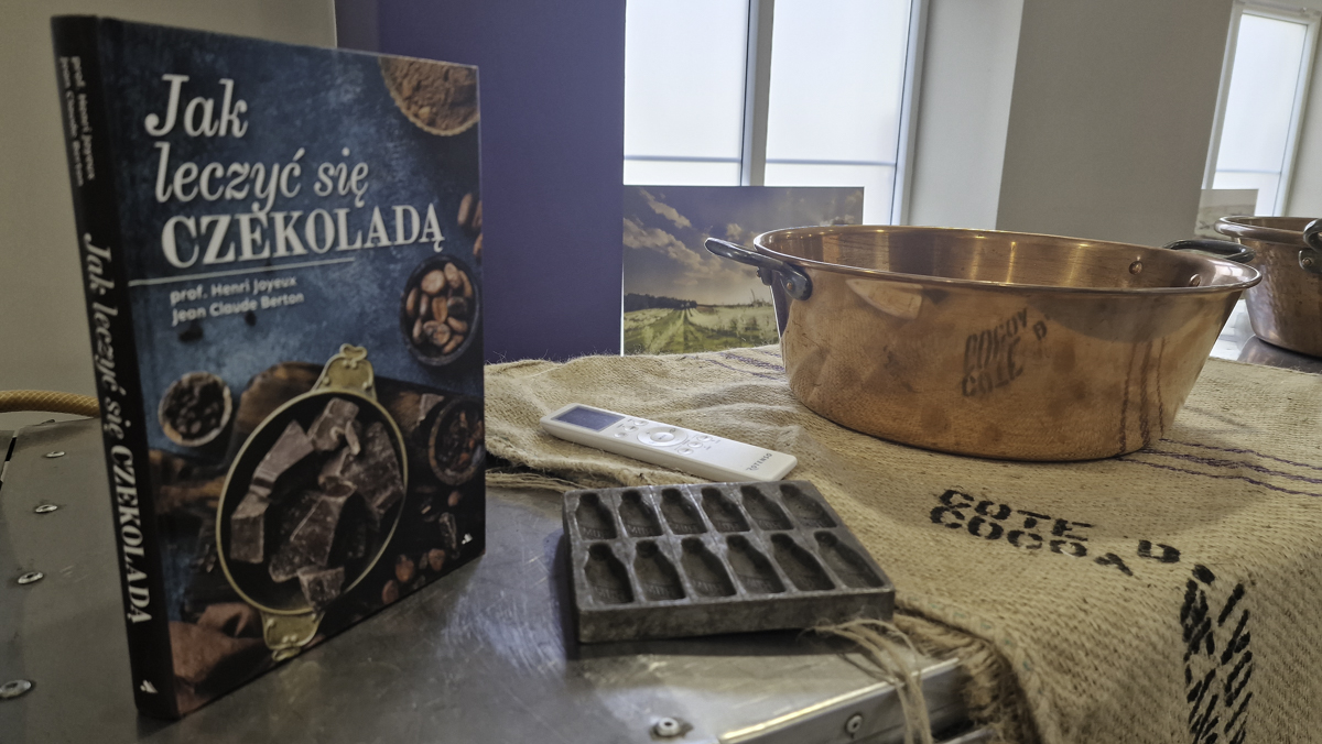 Książka "Jak leczyć się czekoladą" na wystawie w Muzeum Śliwki.