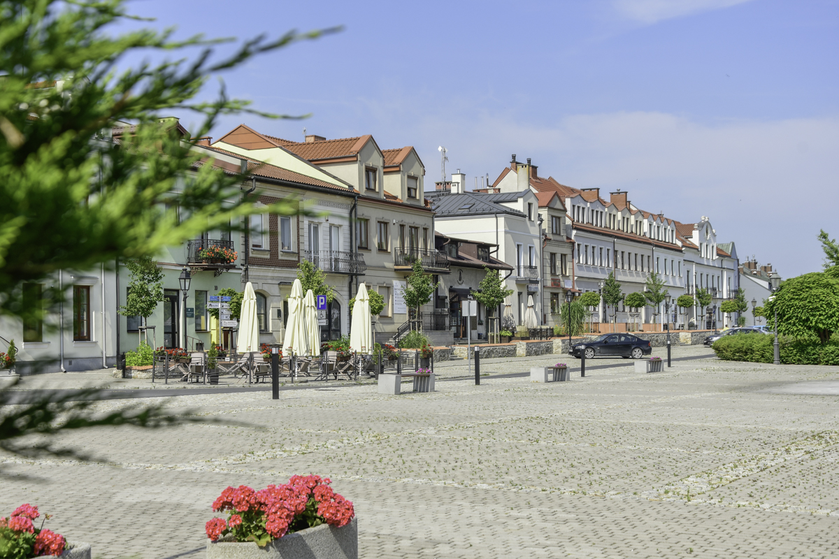 Atrakcją Opatowa jest Rynek, tu widać kamieniczki.